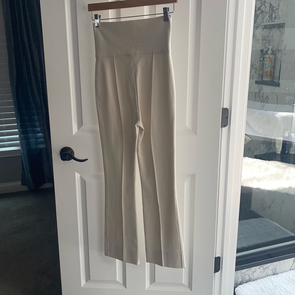 MM LAFLEUR The Shiloh Pant Washable Ponte
{$239} PEARL Cream Front Seam Cropped - Picture 6 of 9